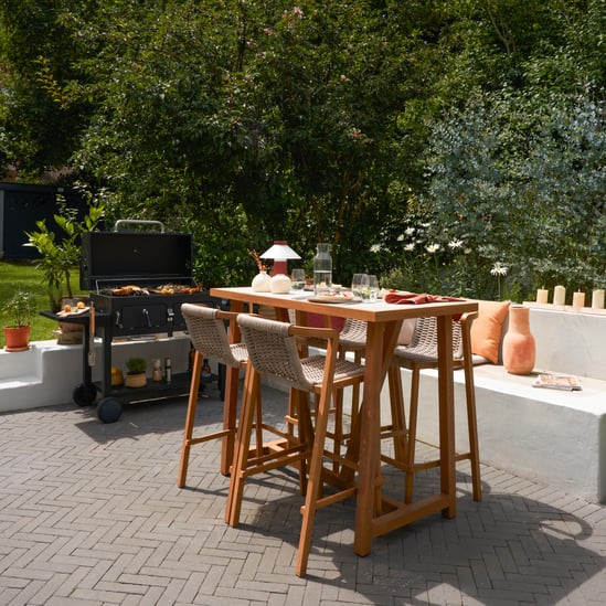 שולחנות בר וספסלים