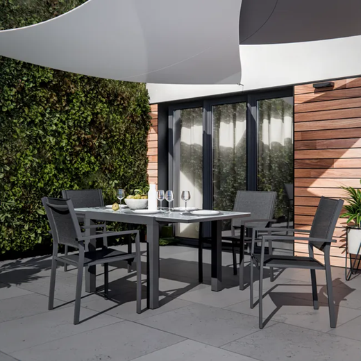 כיסא אוכל לחצר עם ידיות אפור כהה LYRA